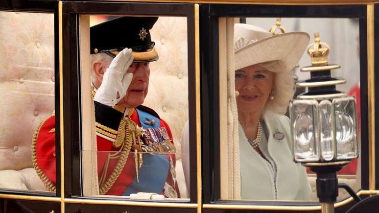 O rei Charles e a rainha Camilla chegaram de carruagem