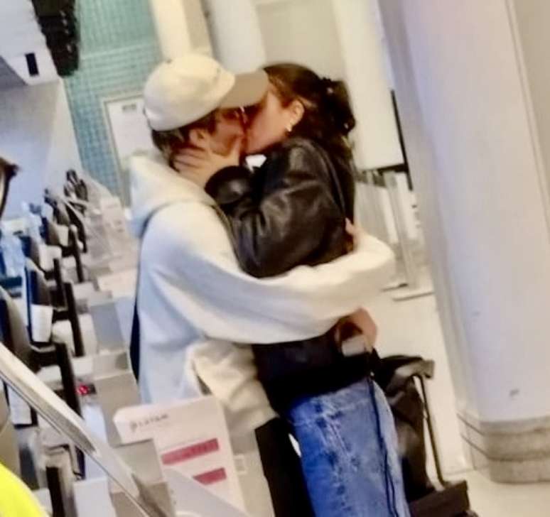 Bruna Marquezine y Joao Guilherme fueron captados besándose en el aeropuerto de Río de Janeiro 