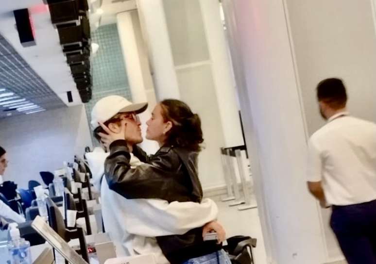 Bruna Marquezine y Joao Guilherme fueron captados besándose en el aeropuerto de Río de Janeiro 