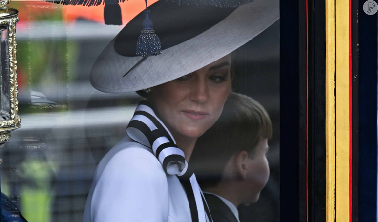 Em nova aparição, Kate Middleton repetiu look que rendeu polêmica com a suposta amante de Príncipe William.