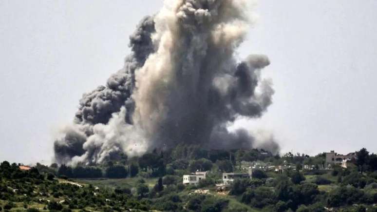 Nuvens de fumaça irrompem durante um bombardeio israelense em Alma al-Shaab, no mês de abril de 2024