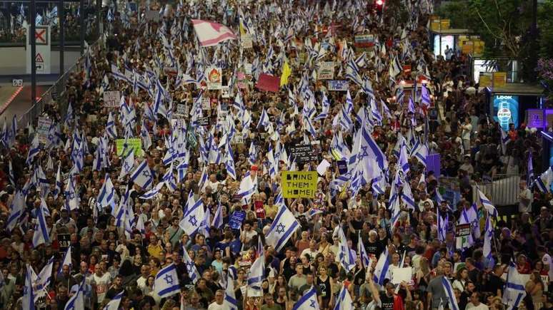 Em Israel, milhares de pessoas fizeram um protesto em que apelam ao gabinete de guerra para trazer os reféns de volta para casa