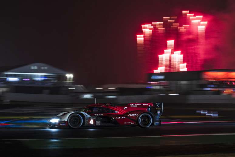 Festa em Le Mans: queima de fogos durante a prova foi atra&ccedil;&atilde;o durante a noite