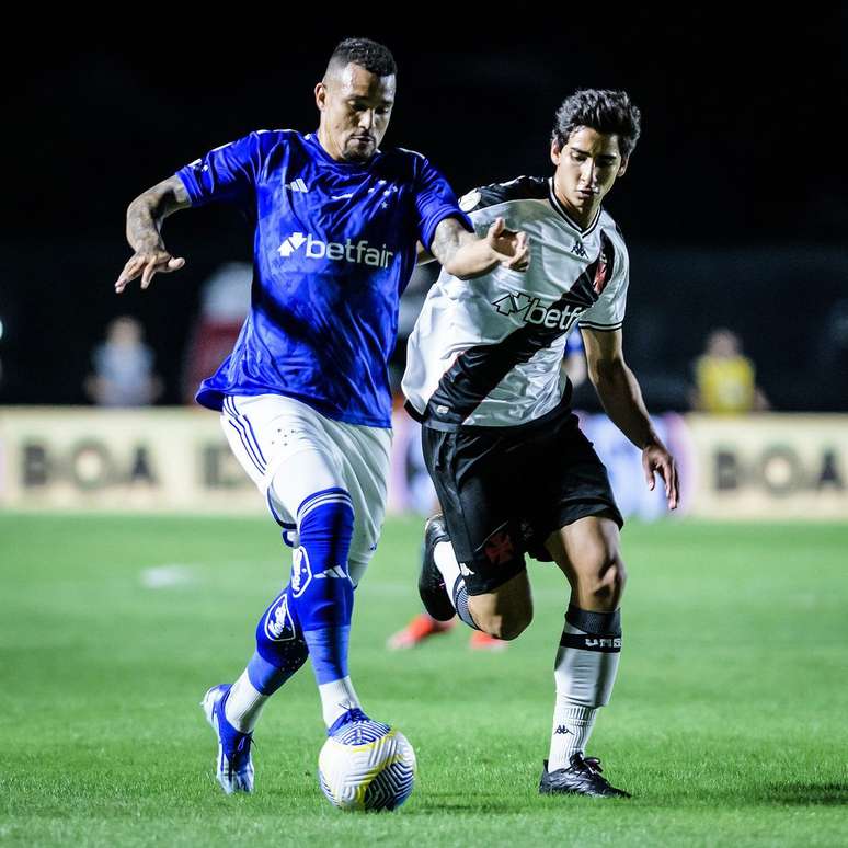 Pela partida da nona rodada do Brasileirão, Vasco e Cruzeiro empatam em 0 a 0 em São Januário.