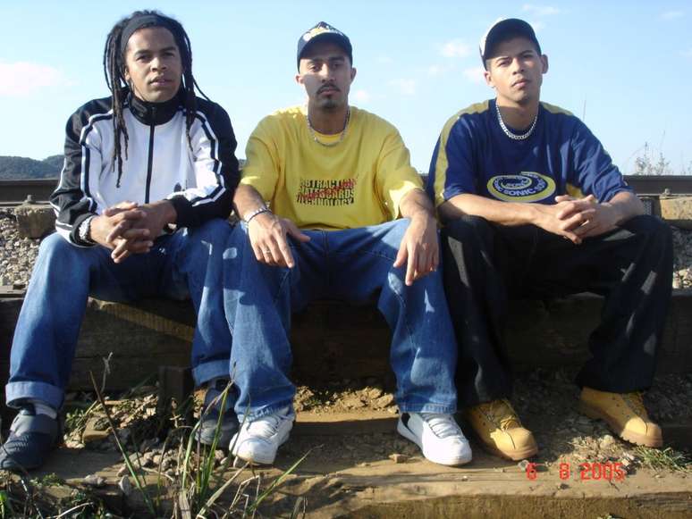 Da esquerda para direita, Jamaica e Cipó, fundadores do Consciência Suburbana, mais o novo integrante, Marinho do Rap