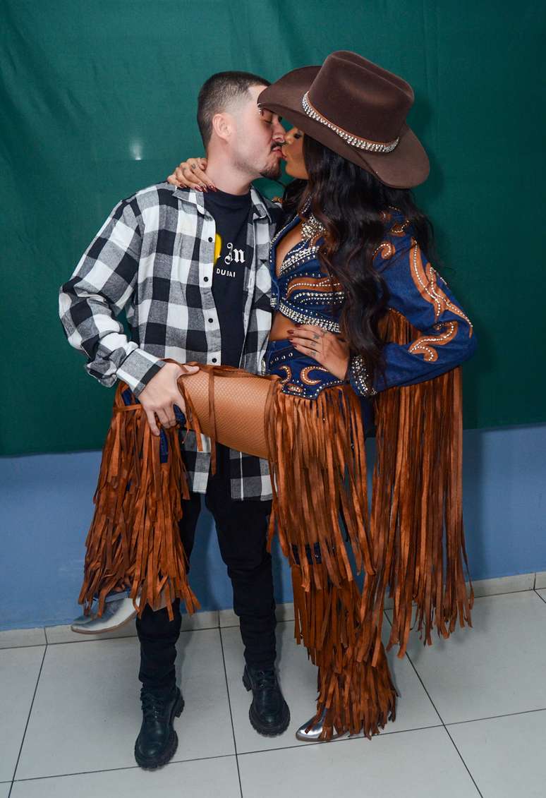 Pocah beija o marido antes de show em São Paulo 