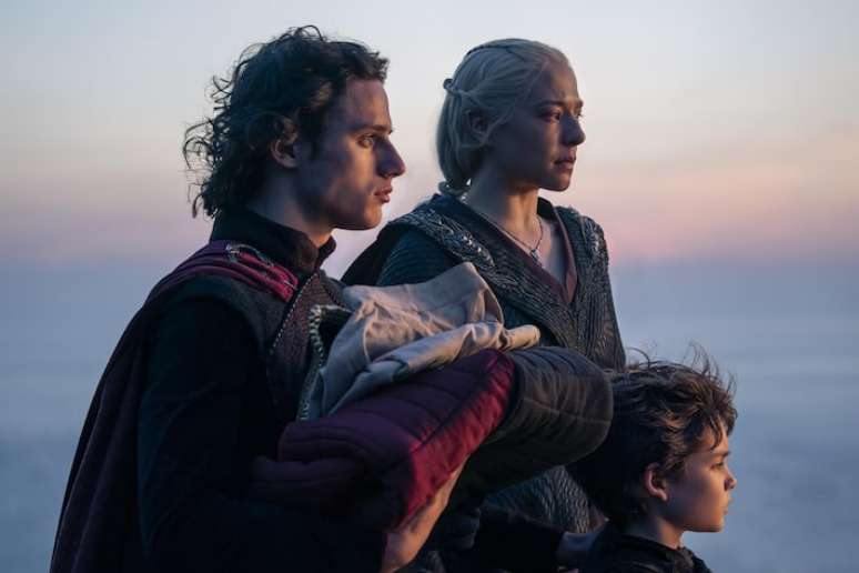 No centro, Rainha Rhaenyra (Emma D'Arcy) era sucessora escolhida pelo Rei, pai dela, para o Trono de Ferro, mas viu a antiga amiga e agora rival