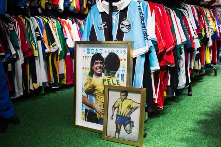 Retratos de Cássio Brandão, brasileiro que entrou no Guiness Book por possuir a maior coleção de camisas de futebol do mundo: 6.101. Sua especialidade é nas camisetas do Corinthians, seu time do coração.