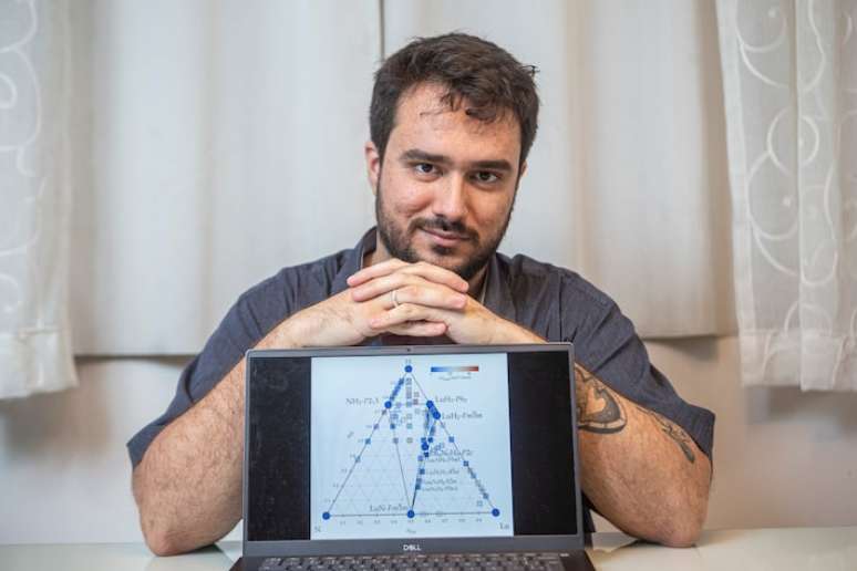 Retrato do cientista Pedro Pires, em sua casa, na região metropolitana de São Paulo