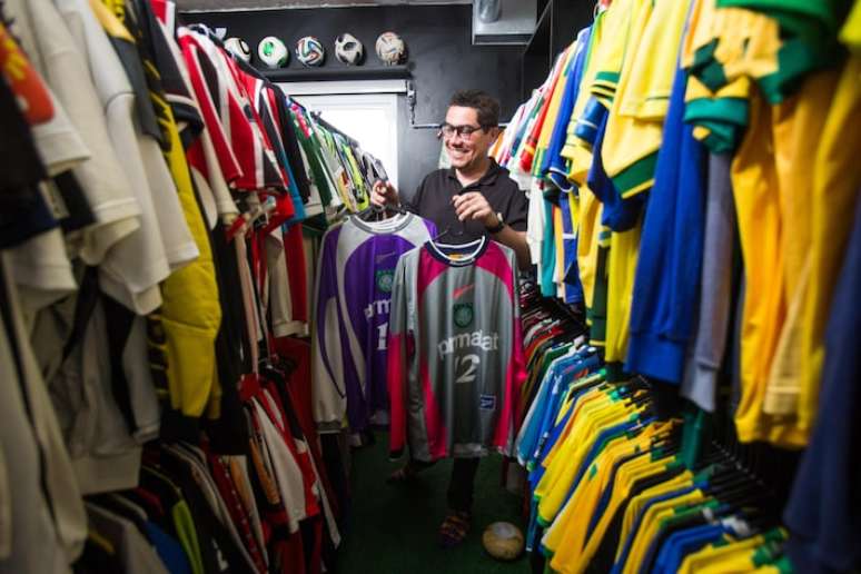 TQ SÃO PAULO 13.06.2024 ESPORTE EXCLUSIVO EMBARGADO Retratos de Cássio Brandão, brasileiro que entrou no Guiness Book por possuir a maior coleção de camisas de futebol do mundo: 6.101. Sua especialidade é nas camisetas do Corinthians, seu time do coração. Foto Tiago Queiroz/Estadão