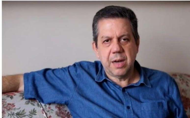 Pasquale diz que o uso mais básico e tradicional é o que indica a posição do próprio falante ou a posição de algo em relação a ele
