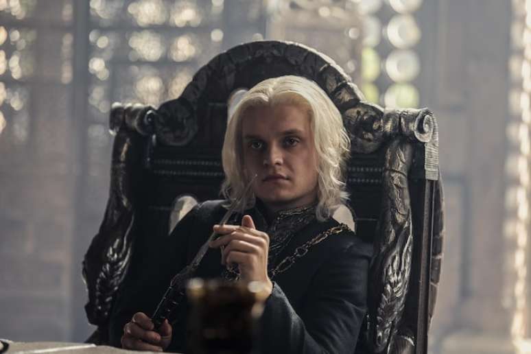 Tom Glynn-Carney interpreta Aegon II Targaryen, o rei proclamado pelo lado dos Verdes