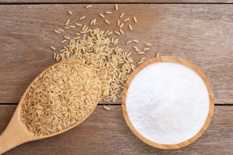 A farinha de arroz é acessível, sem glúten, rica em fibras, e ótima para pães, bolos e vitaminas 