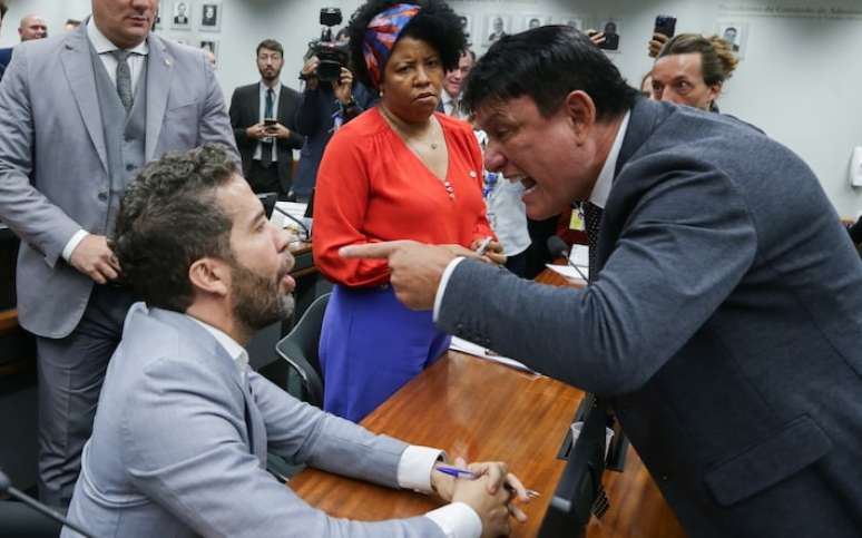 Delegado Éder Mauro (com o dedo em riste) e André Janones (sentado) estiveram entre os deputados que mais protagonizaram brigas na Câmara