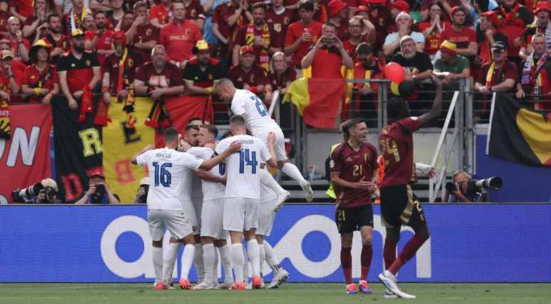 Seleção eslovaca comemora o gol da vitória contra a Bélgica. 