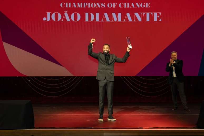 João Diamante no palco da cerimônia do '50 Best' deste ano, em Las Vegas (EUA): ele recebeu o prêmio Champions of Change