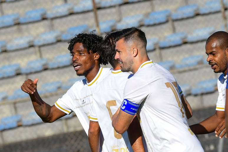 Elenco do Brasiliense comemora um dos gols na partida pela nona rodada da Série D do Campeonato Brasileiro. 