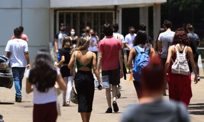 Estudante caminham para o local de prova do Enem na última edição do exame