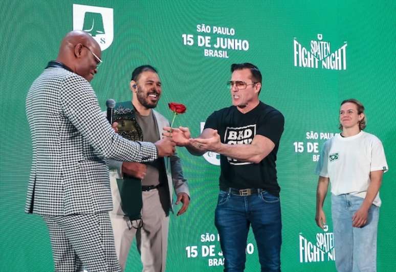 Anderson Silva dá rosa a Chael Sonnen