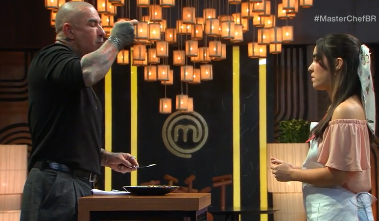 Fogaça experimenta prato com alho preparado por participante do 'MasterChef"