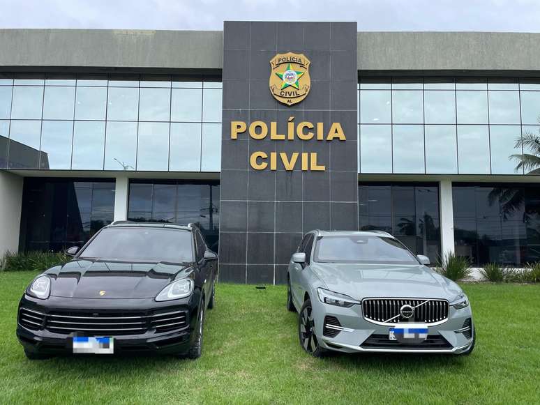 Em Alagoas, entre os bens apreendidos estão dois carros de luxo – um Porsche e um Volvo.