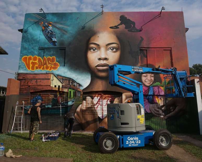 Grafite restaura fachada da Casa do Hip Hop de Esteio com imagens de momentos marcantes da enchente no RS