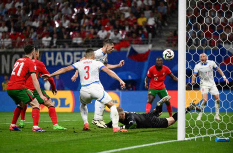 Christophe Simon/AFP via Getty Images - Legenda: Momento do primeiro gol de Portugal na vitória sobre a República Tcheca na Euro 2024 -