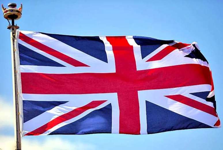 O Reino Unido é uma Monarquia Parlamentarista que tem fronteira terrestres apenas na Irlanda do Norte com a República da Irlanda.