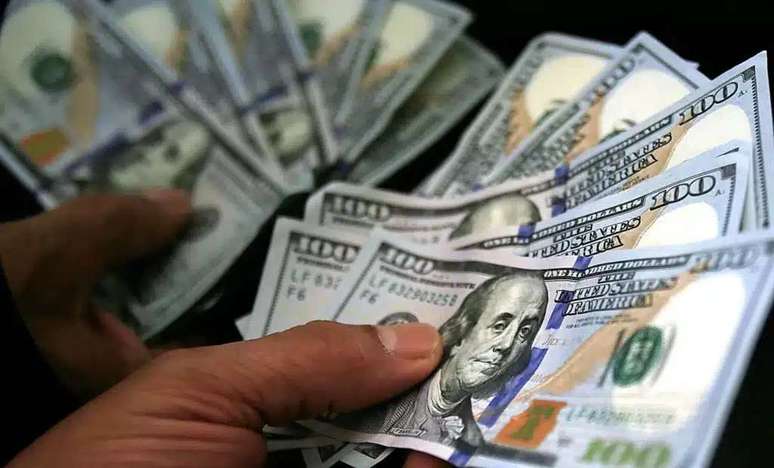 Às 17h03, na B3 o contrato de dólar futuro de primeiro vencimento subia 1,06%, a 5,4535 reais na venda.