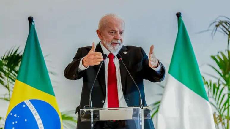 Presidente Lula faz críticas a Roberto Campos Neto, que comanda o BC