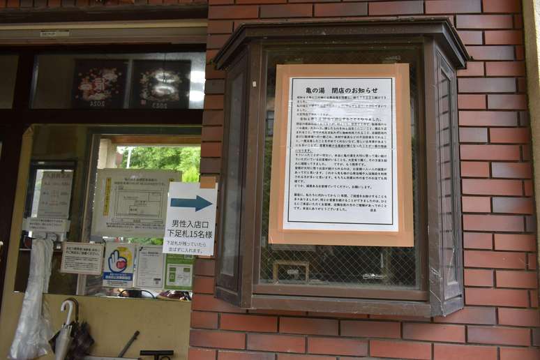 Inaugurada em 1967, a casa de banho Kamenoyu fechou as portas — cartaz afixado na entrada cita o kasuhara como um dos motivos do fechamento