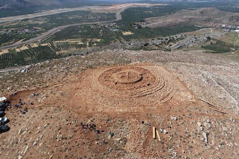 Na ilha de Creta, paleontólogos encontraram monumento circular, que remete a um labirinto, com função misteriosa (Imagem: Reprodução/Ministério da Cultura da Grécia)