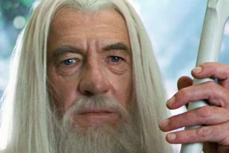 O ator veterano Ian McKellen, conhecido por ter vivido o Gandalf em "O Senhor dos Anéis", sofreu uma queda enquanto participava de uma peça de teatro em Londres na noite desta segunda-feira (17/06).
