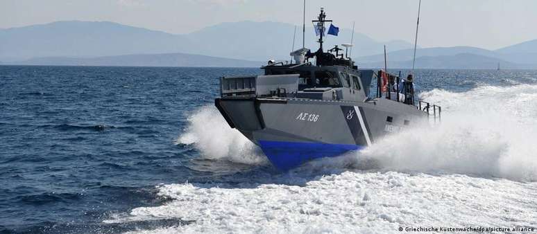 Guarda Costeria da Grécia é acusada de promover o retorno de barcos de migrantes