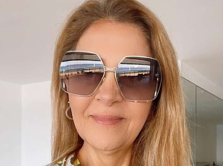 Leila Pereira aparece sorridente em foto