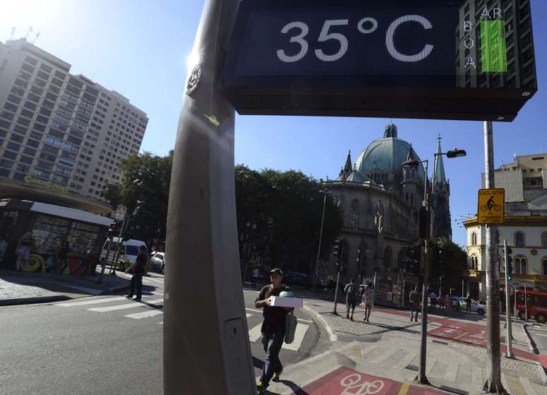 Pedestres enfrentam um calor extremo em meio ao outono, no centro de São Paulo. Os termômetros estavam registrando na casa dos 35ºC graus. (Foto de: 02/05/2024)