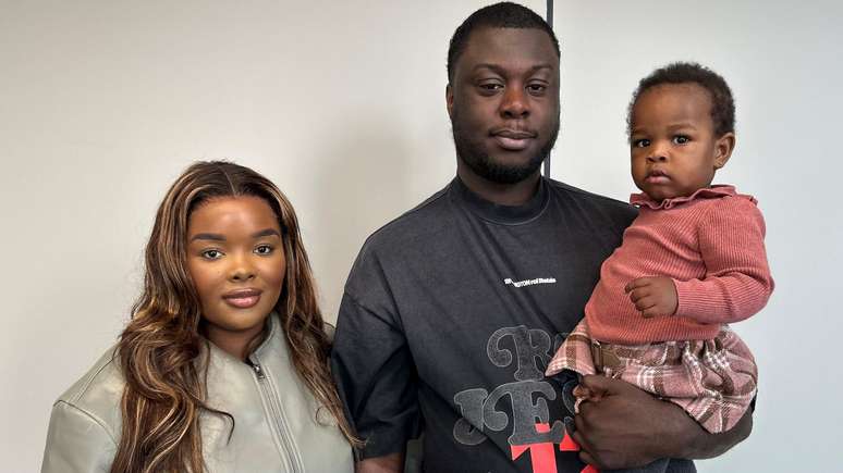 Tawana e Emmanuel com a filha, River, depois de conversar com o podcast Reliable Sauce, da BBC