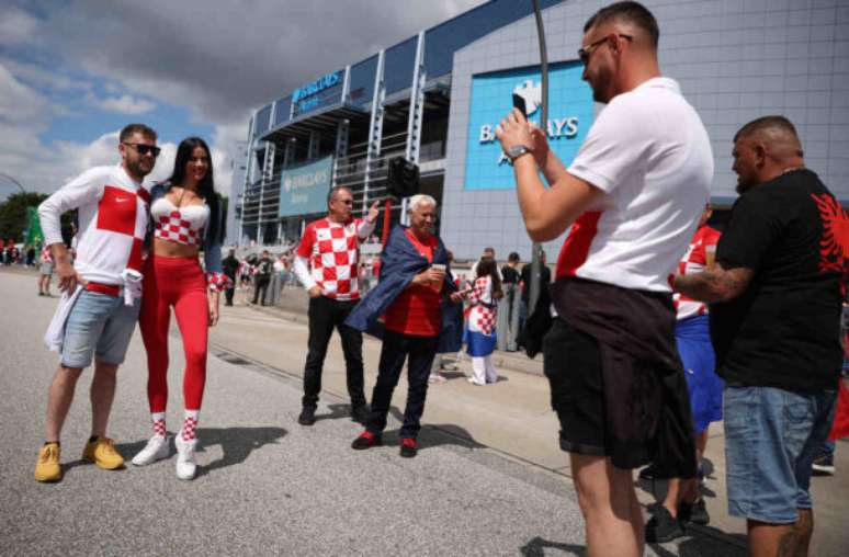 Ivana registra presença em jogo da Croácia na Eurocopa com conjunto “xadrez” característico –