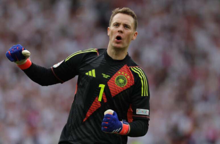 Manuel Neuer em disputa de bola contra jogadores da Hungria –