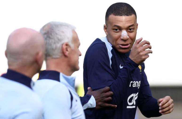 Mbappé conversa com o técnico Deschamps no treino da França – Franck Fife/AFP via Getty Images