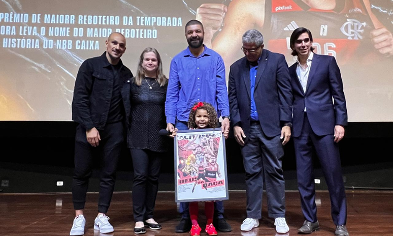 Olivinha sendo homenageado no fim da temporada da NBB