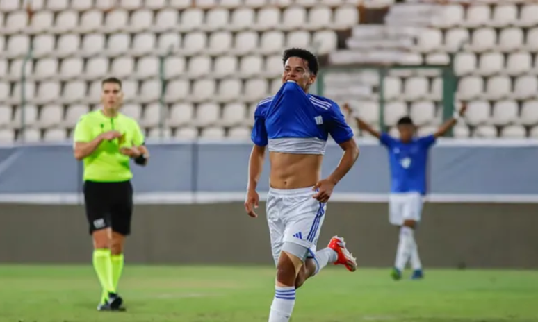 Jogador do Cruzeiro comemorando um gol no Brasileiro Sub-20