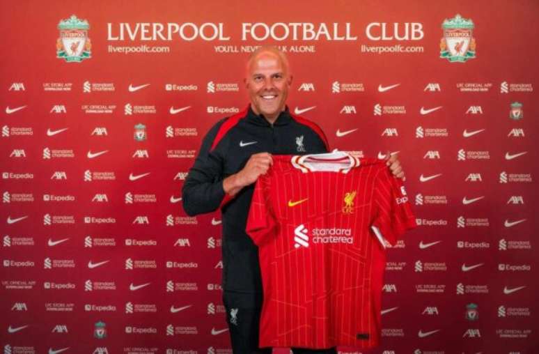 Arne Slot no Centro de Treinamentos do Liverpool –