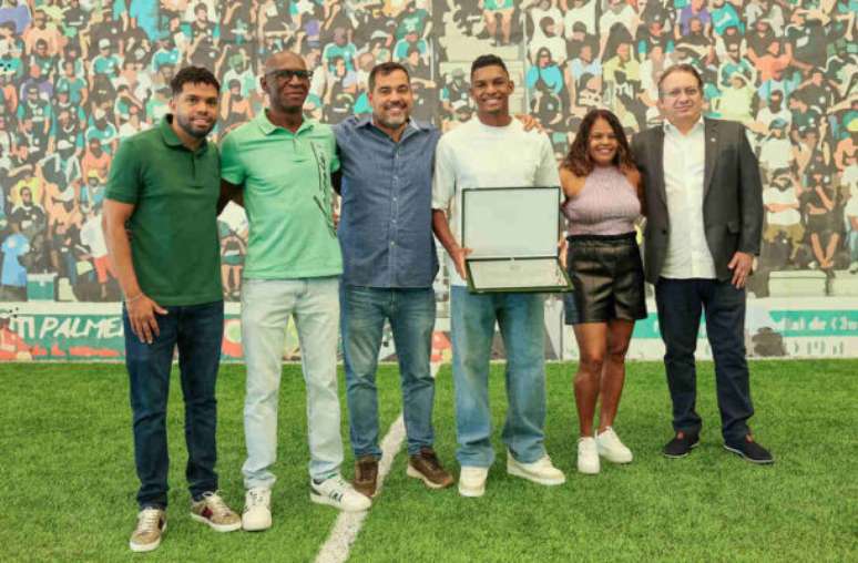 Acompanhado de sua família, Luis Guilherme recebeu uma placa de agradecimento aos serviços prestados – Werner Flister/Palmeiras