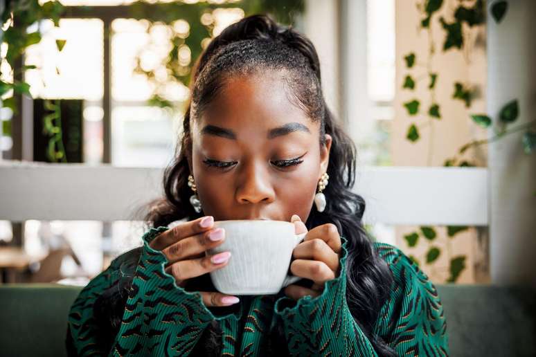 Aparentemente, o consenso indica que consumir 200 a 300 mg de café por dia é melhor do que não tomar a bebida