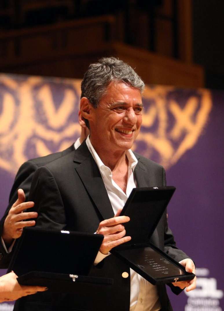 O músico e escritor Chico Buarque recebe prêmio pelo seu livro "Leite Derramado" durante cerimônia de entrega do 52º Prêmio Jabuti, realizada na Sala São Paulo, São Paulo, SP. 04/11/2010.