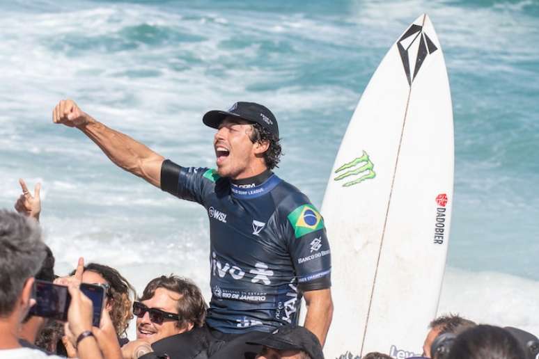 Yago Dora comemora triunfo na etapa brasileira da WSL, em 2023, em Saquarema.