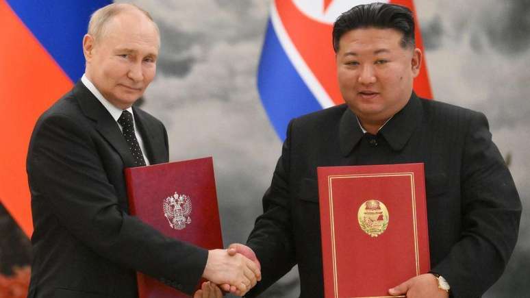 Os líderes de Rússia e Coreia do Norte, Vladimir Putin e Kim Jong-un, firmaram o Acordo Integral de Associação Estratégica
