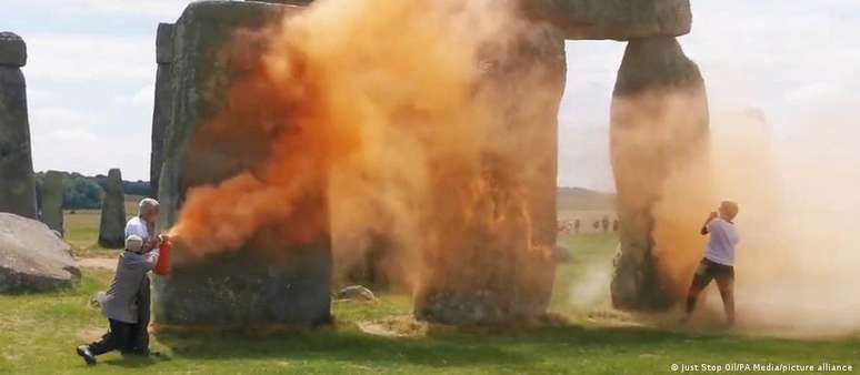 Ativistas do clima em ação no Stonehenge; tinta, segundo eles, era à base de amido de milho