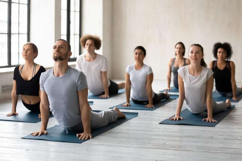 A yoga é uma ótima opção de exercício para fazer durante o inverno 